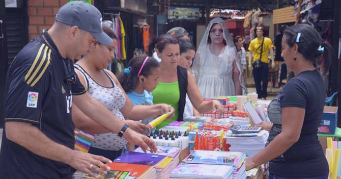 Llorona ve precios de lista de útiles escolares y deja de buscar a sus hijos