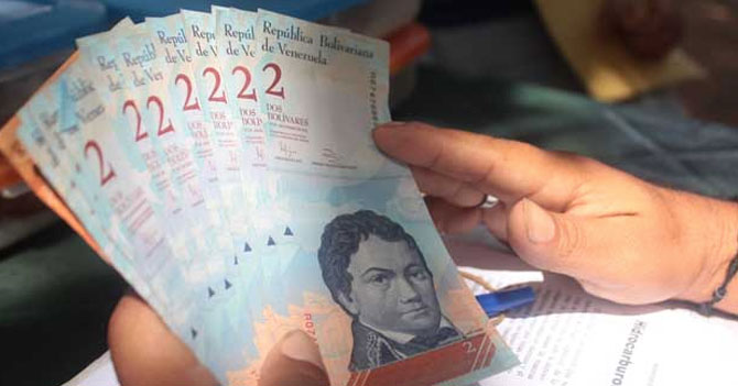 Joven pide quincena en billetes de dos para sentirse millonario