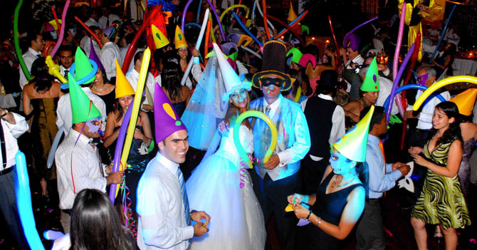 Boda deja saldo de Padrino teniéndole queso a todo el cortejo