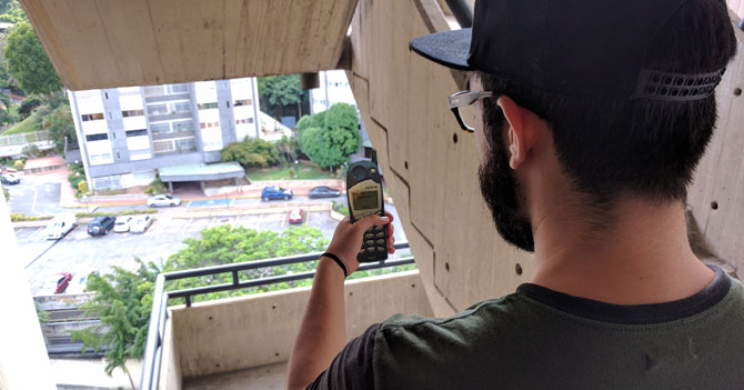 Pelabolas finge jugar Pokémon Go en su Nokia 5125