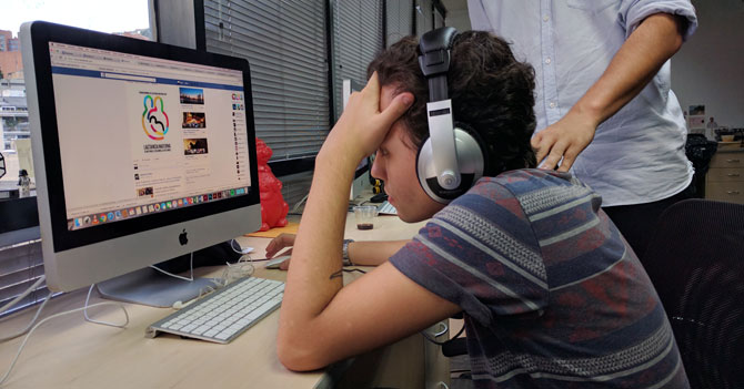 Joven en trabajo finge escuchar música con audífonos para no hablar con nadie