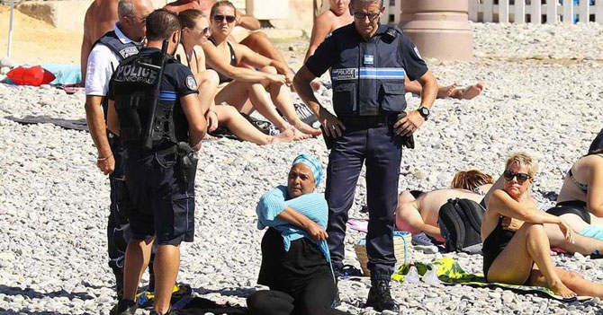 Policía desaloja mujer en Burkini de la playa y salva al mundo del terrorismo