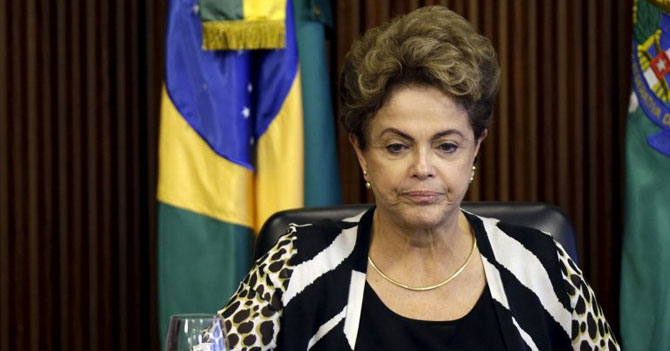 Feministas felices que Dilma se convirtió en primera mujer presidente destituida