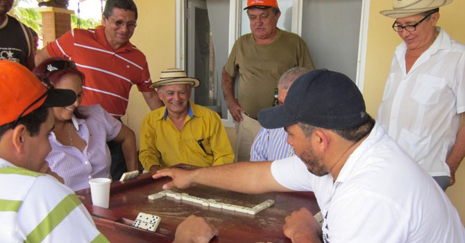 Partida de dominó da inicio a Olimpiadas Maracuchas