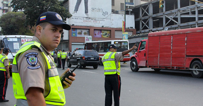 Policía no logra matraquear a conductor y descubre que tampoco sabe hacer una multa