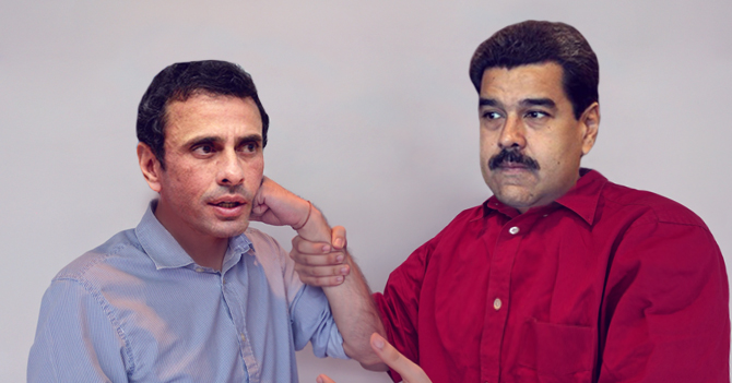 Maduro hace que Capriles se pegue en la cara con su propio brazo y le pide que deje de pegarse