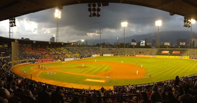 Empieza temporada de fanáticos gritando "y va a caer" alrededor de unos señores con guantes y bates