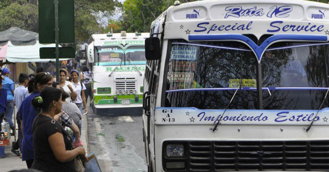 Camionetica full de choros espera que se suba algún pasajero