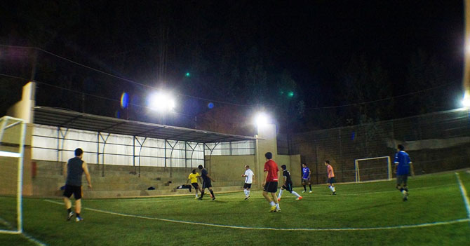 Amigos treintones gordos siguen creyendo que partida de futbolito parece un Barca-Madrid