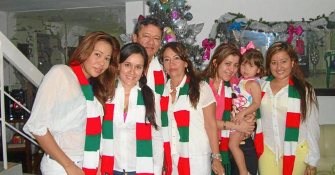 Familia celebra no haber quitado la Navidad el año pasado