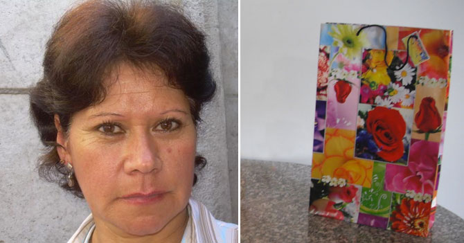 Madre cumple 23 años reutilizando la misma bolsa de regalo