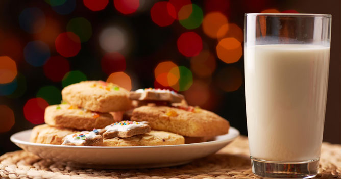 Santa Claus molesto por recibir galleta sin gluten y leche deslactosada