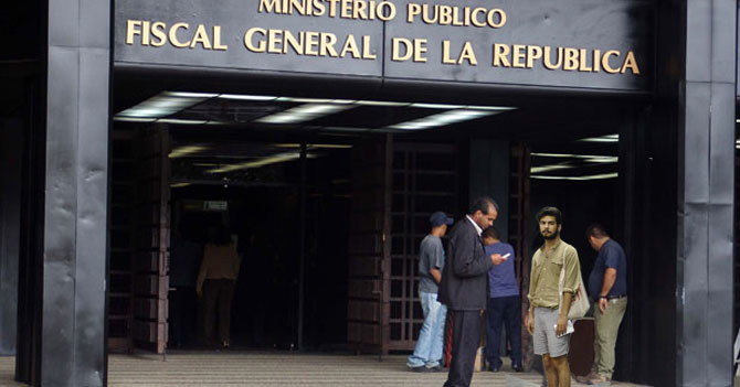 Portero de ministerio prohíbe entrada a joven en short porque deshonra corrupción del lugar