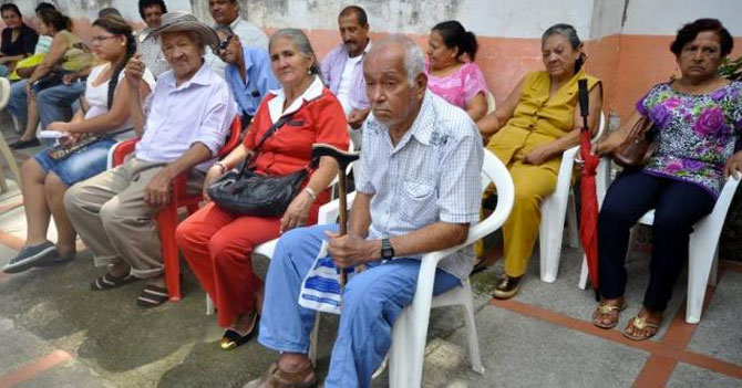 Viejito que tardó 4 horas en sacar pensión en billetes de 100 ignora que tardará 7 horas en devolverla