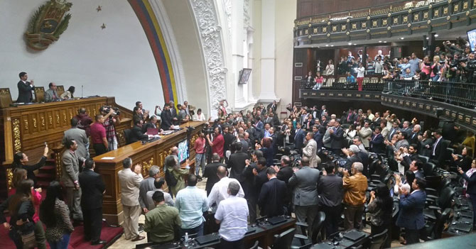 Maduro lee sobre el "abandono", cena tres arepas y toma una siesta