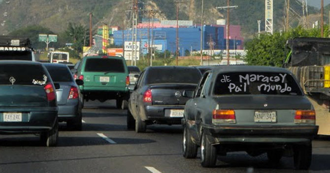 Joven que escribe en su carro "De Maracay pa'l mundo" se accidenta en Turmero