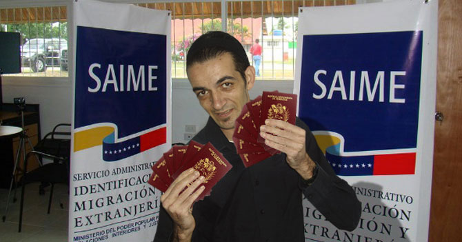 SAIME presenta nuevo mago que aparece material para pasaporte tras recibir billete de 100$