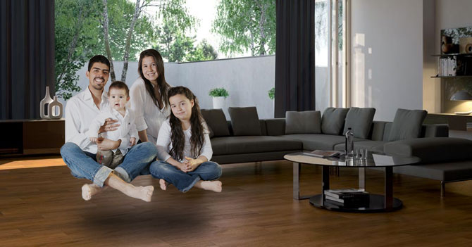 Familia aprende a levitar para no rayar el piso de parquet