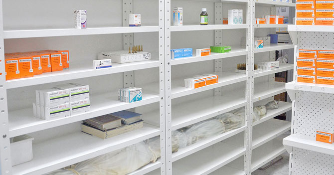 Farmacias comienzan a alquilar estantes vacíos a las morgues