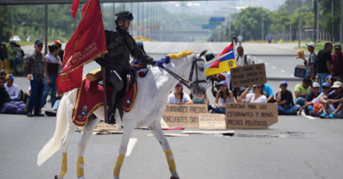 Último militar institucional y su unicornio se suman a protesta opositora