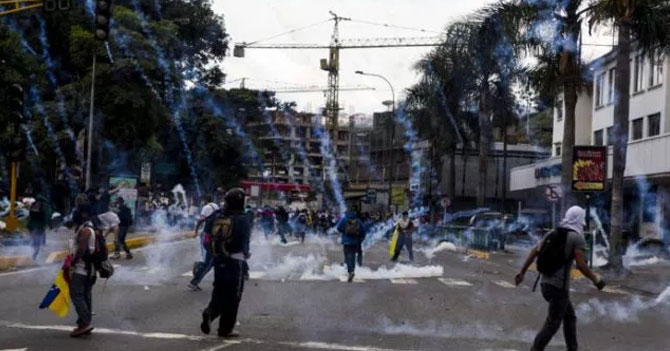 INAMEH recomienda usar casco por posibles lluvias de bombas lacrimógenas