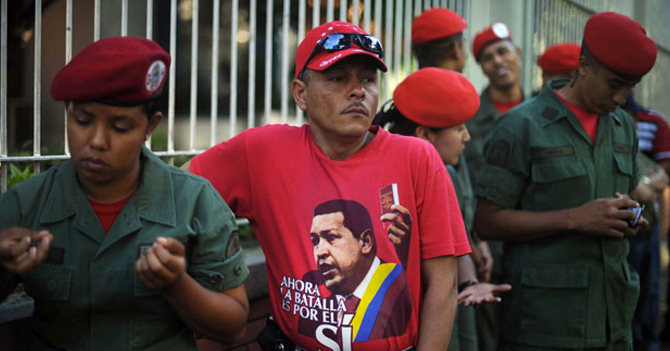 Chavista indignado con protesta porque no lo deja ir a hacer la cola del pollo