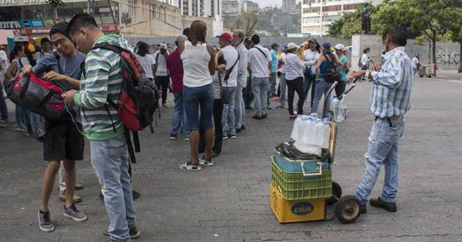 Opositor que pide que se regule el precio del agua en las marchas no ha entendido nada