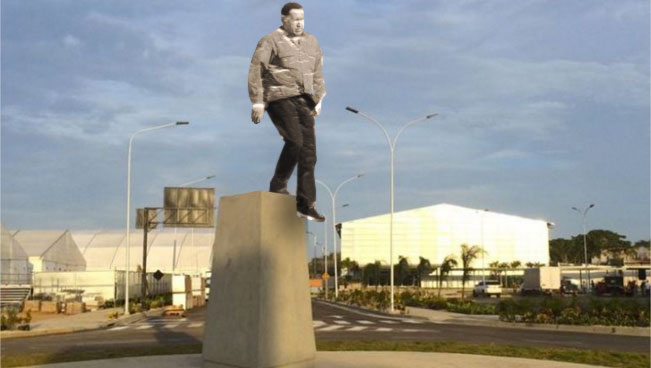 Estatua de Chávez se baja sola antes que la tumben