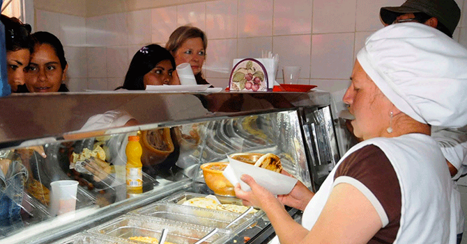 Sebin detiene a señor comiendo reinapepiada por sospechoso de fabricar puputov