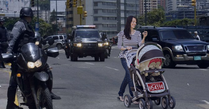 Escoltas trancan tráfico para que pase bebé en coche con placa diplomática