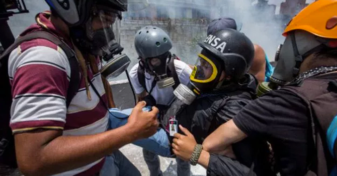 Periodistas celebran su día explicándole a la GNB que en su pecho no dice “PRESA”
