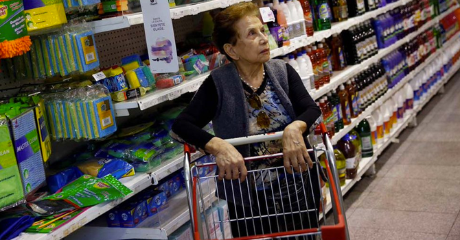 Señora hace sus compras nerviosas y regresa con 2 vinagres