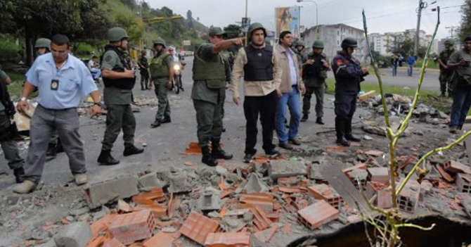 GNB levanta barricada que en verdad era alcantarilla con objetos para que carros no caigan