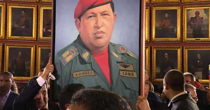 Esposa de Diosdado feliz de que por fin se llevaron cuadro de Chávez de su casa