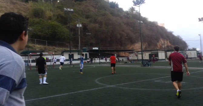 Partida de futbolito se acaba porque dueño del balón se va del país