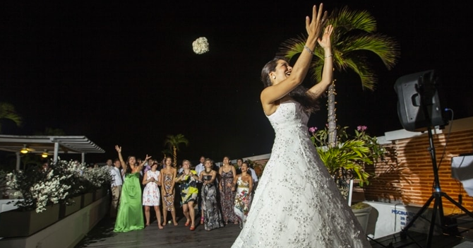 Lanzamiento de ramo en boda deja saldo de 15 solteronas heridas