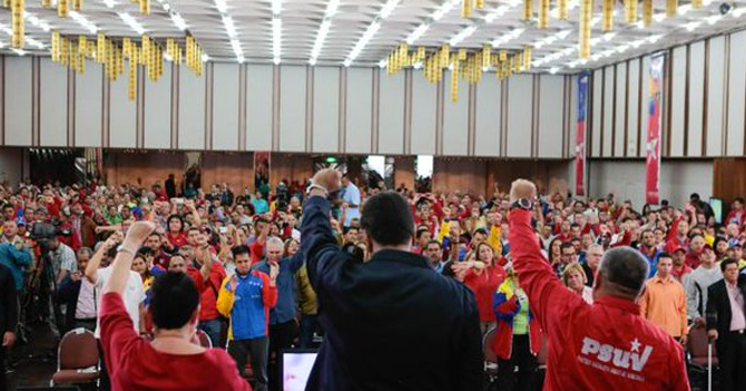 Temblor hace que funcionario chavista se arrepienta de todo, pero 3 segundos después vuelve a robar