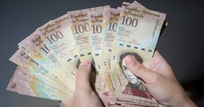 Científicos estudian billete de Bs.100 para descubrir fórmula de vida eterna