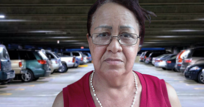 Señora pregunta dónde Lilian sacó efectivo porque ella tiene que pagar el estacionamiento