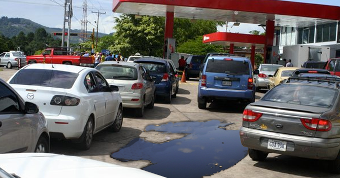 Táchira: Hombre se convierte en petróleo después de millones de años en cola por gasolina