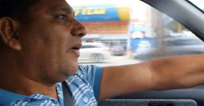Escasez de temas políticos ocasiona incómodo silencio entre taxista y cliente