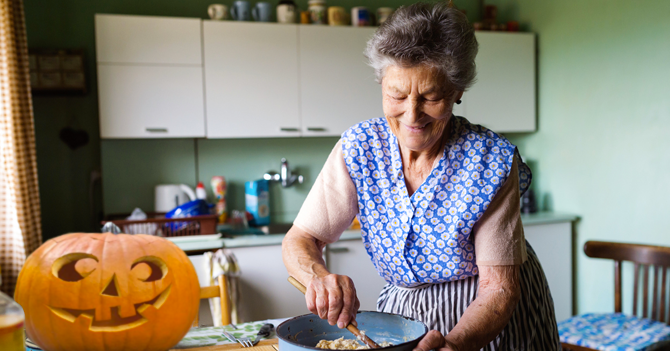 Abuela prepara chucherías para "Jalogüer"