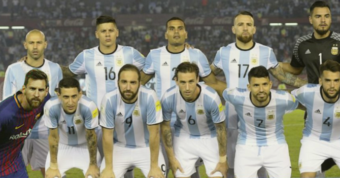 Para mejorar su rendimiento, Fifa permitirá a Messi jugar partidos de la selección de Argentina usando el uniforme del Barcelona