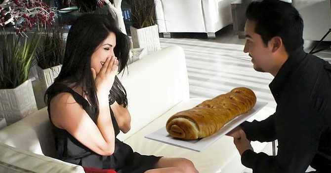 Joven pide matrimonio a su novia con pan de jamón
