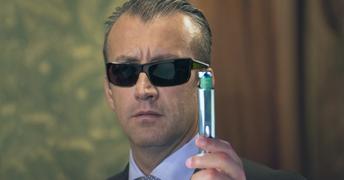 Tareck El Aissami asiste a reunión con tenedores de bonos con neurolizador de MIB