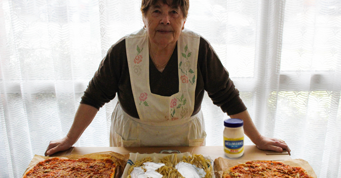 Nonna despechada por la eliminación de Italia al Mundial le echa mayonesa a su pasta