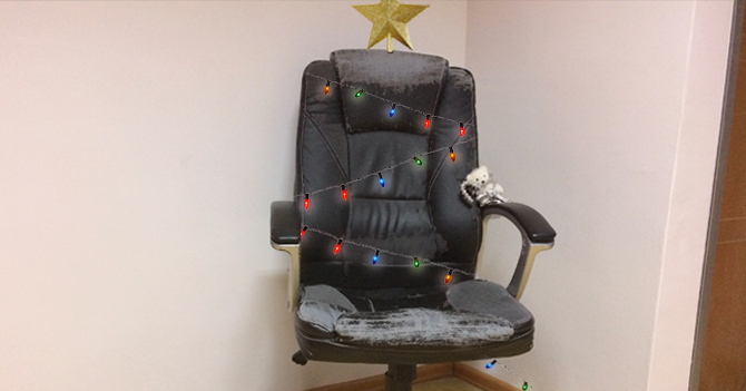 Costo de árbol navideño hace que familia decore silla de computadora