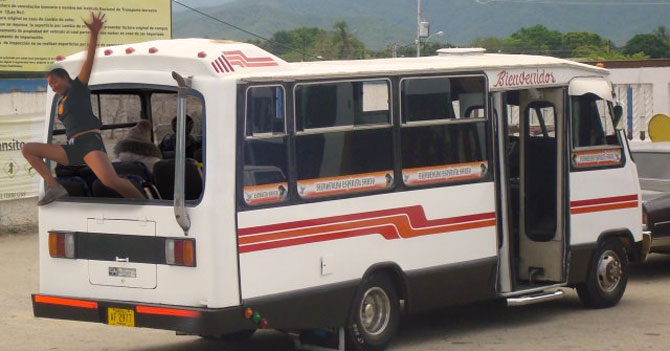 Autobús quita parte de atrás para que pasajeros se lancen al ver subir a tipo raro