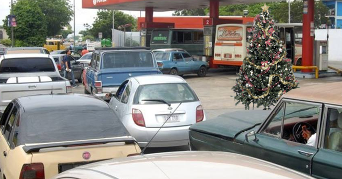 Tachirenses montan arbolito en colas de gasolina para pasar navidad y fin de año