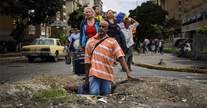 Venezolanos emigran masivamente a China usando hueco en la calle